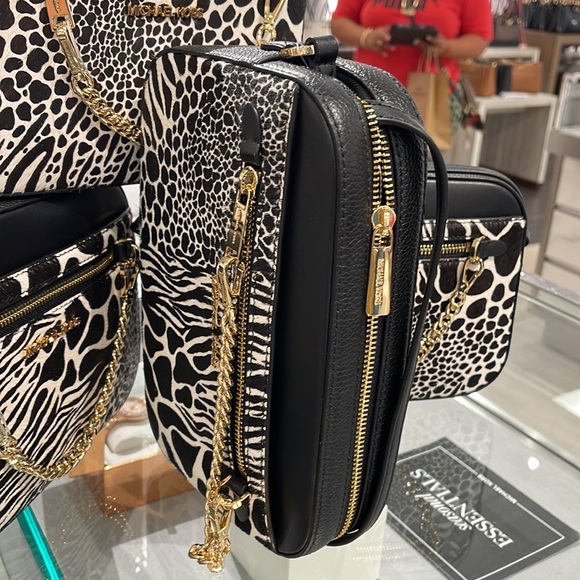 MICHAEL KORS JET SET LARGE EAST WEST ZIP POCKET CHAIN XBODY BLACK
NWT - Picture 12 of 16